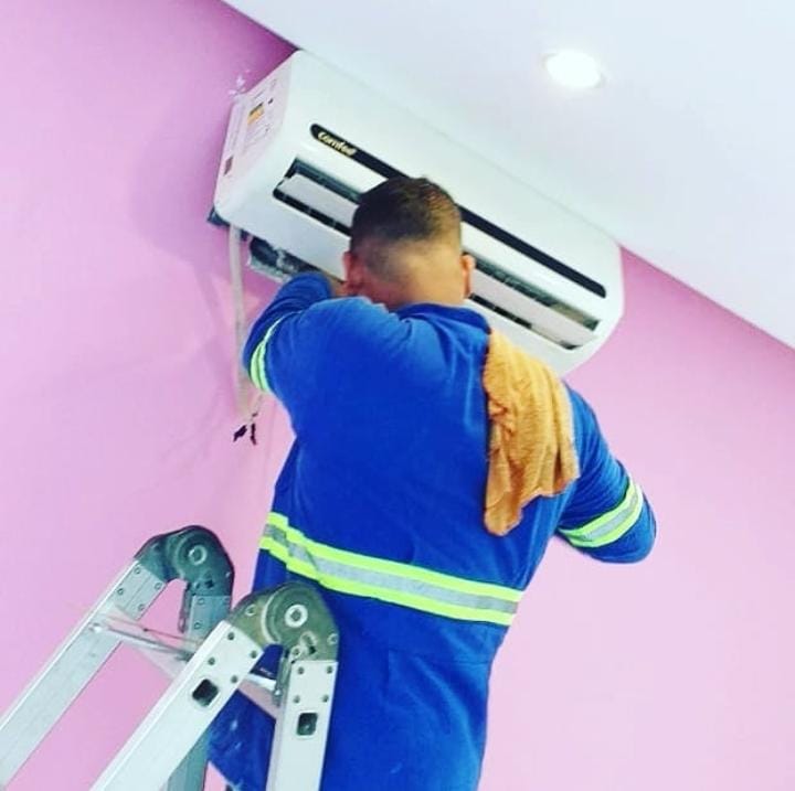 Profissional trabalhando em aparelho split em ambiente interno