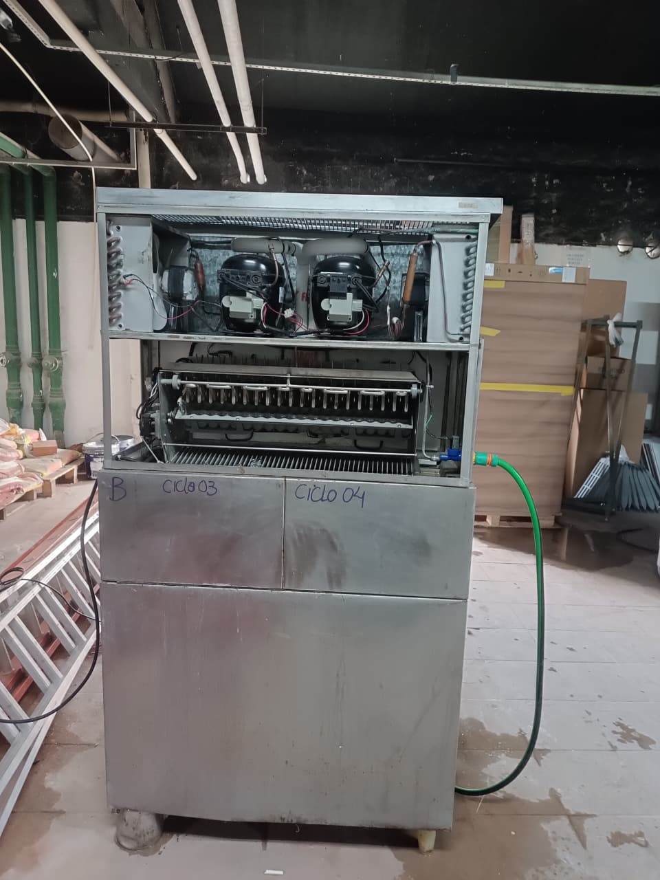 Máquina de gelo com componentes internos expostos para manutenção
