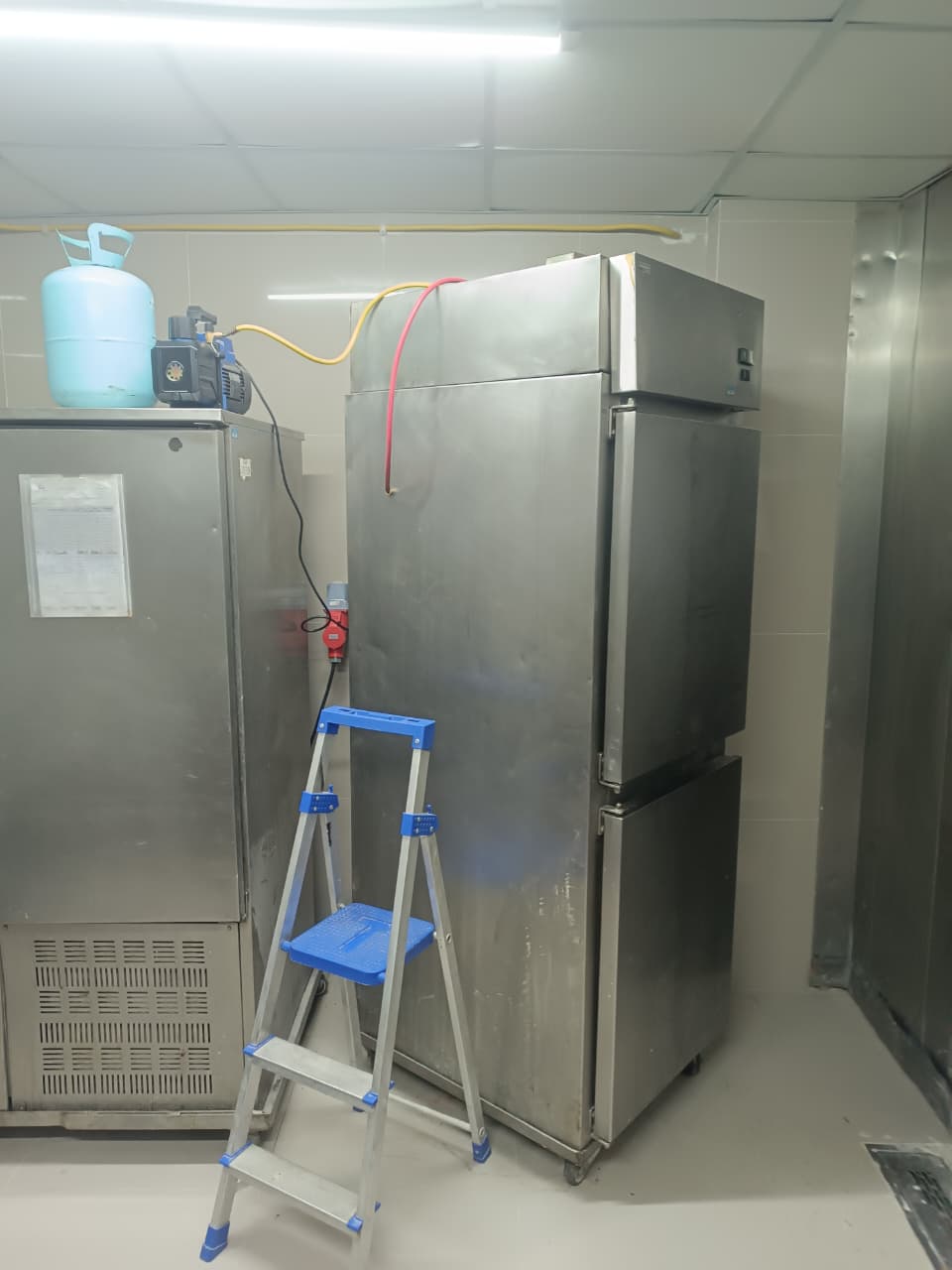 Equipamento de refrigeração com ferramentas de manutenção em cozinha